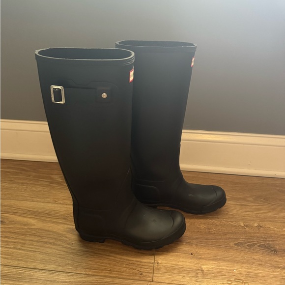 Women’s Hunter Tall Matte Black Rain Boots Size 6 runs big (fits size 7.5) - Picture 3 of 7